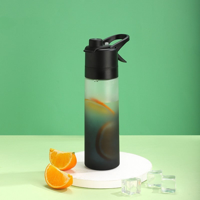 Vue de 3/4. Gourde Noir Profond dégradé de bas en haut et bouchon noir. Anse ergonomique. Spray diffuseur. Gâchette pratique.